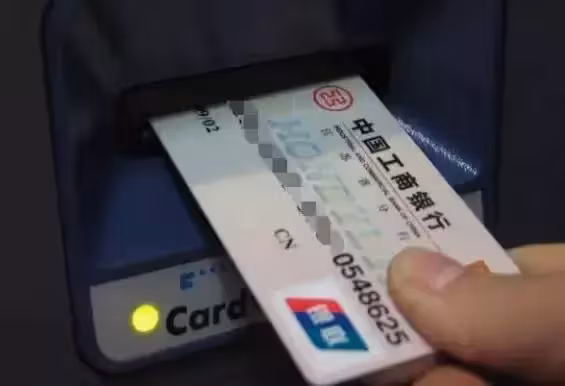 兒媳嫌棄老爹是農民工,吃飯卻不讓上桌,老人怒將存款丟在門口