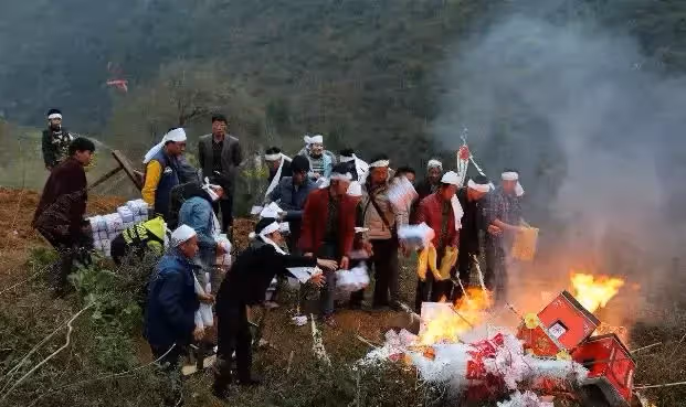 老人死前沒遺囑，女婿竟把房產送給鄉下保姆，只因保姆拿出結婚證