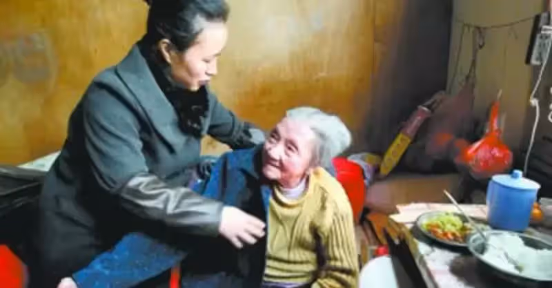 兒子娶妻後，老人卻遭兒媳嫌棄，孫子女友出一妙計，兒媳幡然悔悟