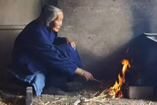 兒子娶妻後,老人卻遭兒媳嫌棄,孫子女友出一妙計,兒媳幡然悔悟
