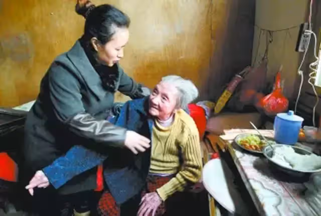兒子娶妻後,老人卻遭兒媳嫌棄,孫子女友出一妙計,兒媳幡然悔悟