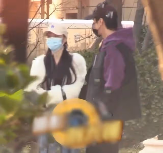 又一男星被曝戀愛!與神秘美女牽手難捨難分,甜蜜相擁一起回家