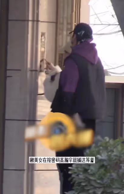 又一男星被曝戀愛!與神秘美女牽手難捨難分,甜蜜相擁一起回家