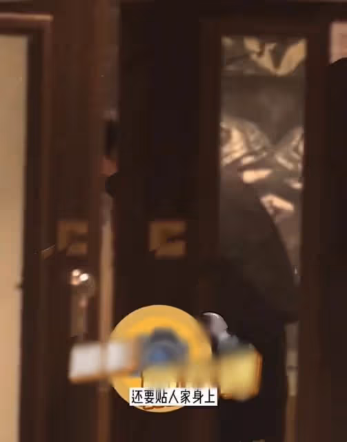 又一男星被曝戀愛!與神秘美女牽手難捨難分,甜蜜相擁一起回家