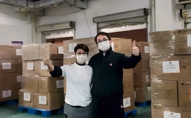 67歲成龍現身廈門搬運口罩!身材健壯精神好,擼起袖子幹活顯輕鬆