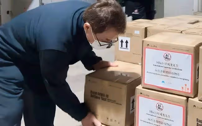 67歲成龍現身廈門搬運口罩!身材健壯精神好,擼起袖子幹活顯輕鬆