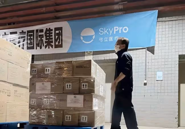 67歲成龍現身廈門搬運口罩!身材健壯精神好,擼起袖子幹活顯輕鬆