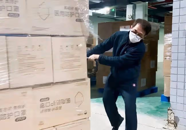 67歲成龍現身廈門搬運口罩!身材健壯精神好,擼起袖子幹活顯輕鬆