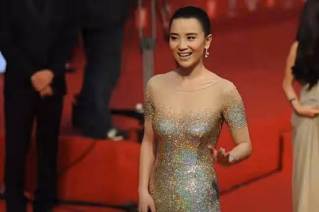 宋佳走紅毯挺招搖，穿漸變色長裙不怕顯身材，扎丸子頭略顯霸氣