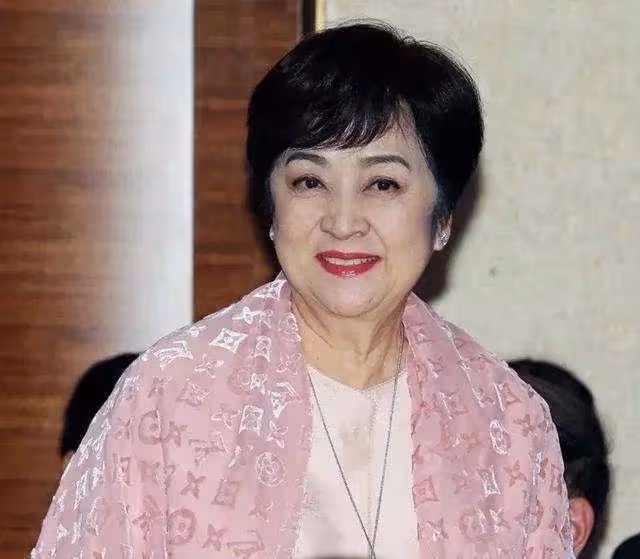 67歲成龍現身廈門搬運口罩！身材健壯精神好，擼起袖子幹活顯輕鬆