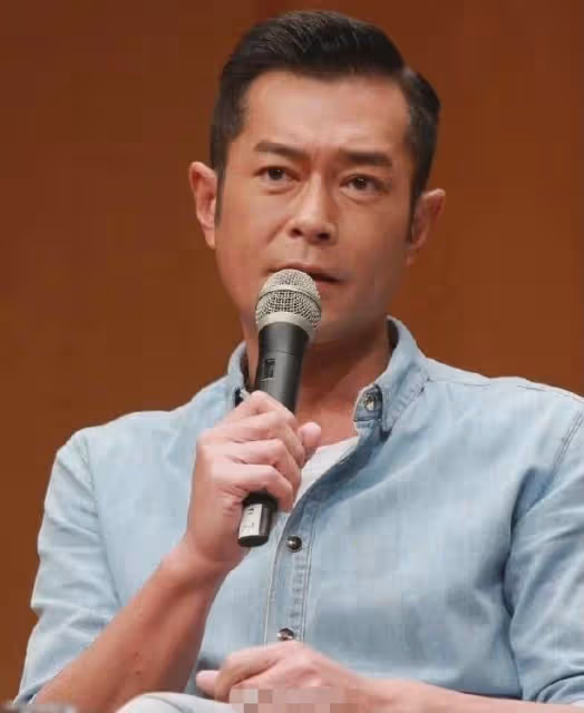 67歲成龍現身廈門搬運口罩！身材健壯精神好，擼起袖子幹活顯輕鬆