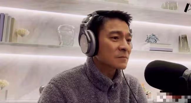 67歲成龍現身廈門搬運口罩！身材健壯精神好，擼起袖子幹活顯輕鬆