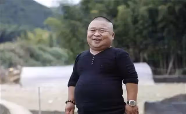 父母早逝,身高只有1米2的他,靠養鴨撫養2個弟弟:靠一己之力改寫人生