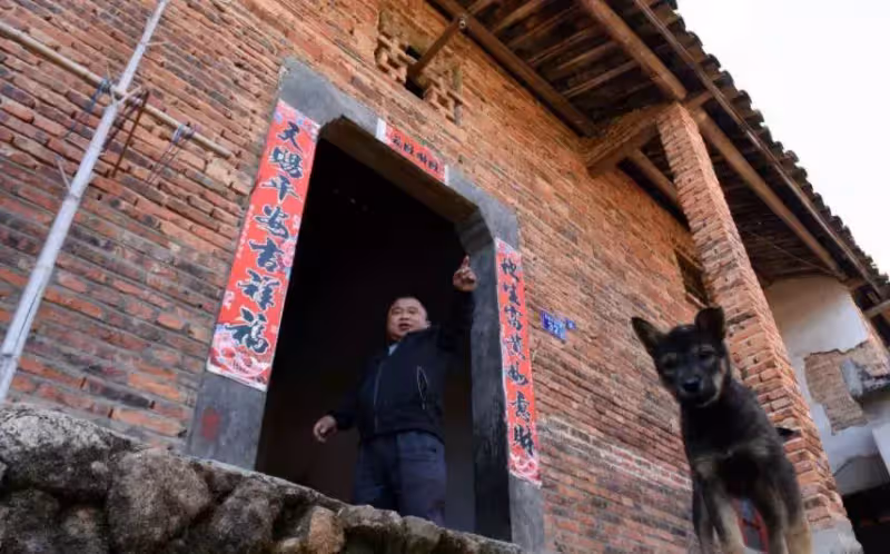 父母早逝,身高只有1米2的他,靠養鴨撫養2個弟弟:靠一己之力改寫人生