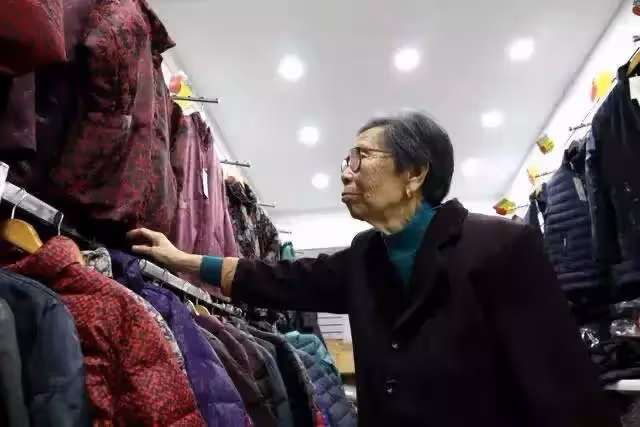 「誠信奶奶」52歲創業,80歲欠下8000萬,90歲高齡還在堅持還債:做人要一諾千金