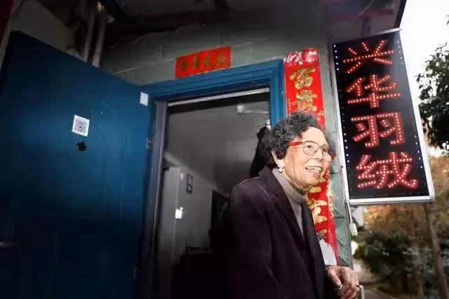 「誠信奶奶」52歲創業,80歲欠下8000萬,90歲高齡還在堅持還債:做人要一諾千金