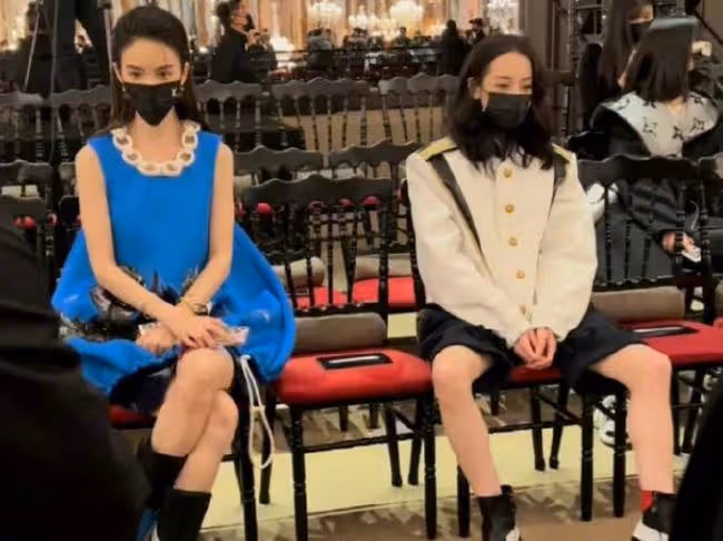 迪麗熱巴金晨合影火了，坐姿差異太大引起熱議，評論數超過800條