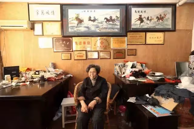 「誠信奶奶」52歲創業,80歲欠下8000萬,90歲高齡還在堅持還債:做人要一諾千金