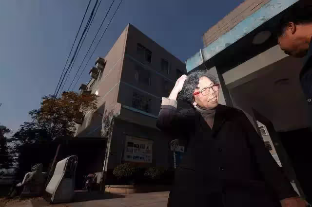「誠信奶奶」52歲創業,80歲欠下8000萬,90歲高齡還在堅持還債:做人要一諾千金