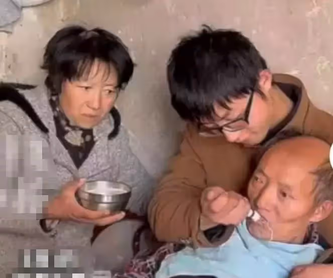 男孩裸辭棄前途,打零工扛家計,甘願「搭上整個青春」照顧重病父母,淚言:我是他們唯一的靠山!