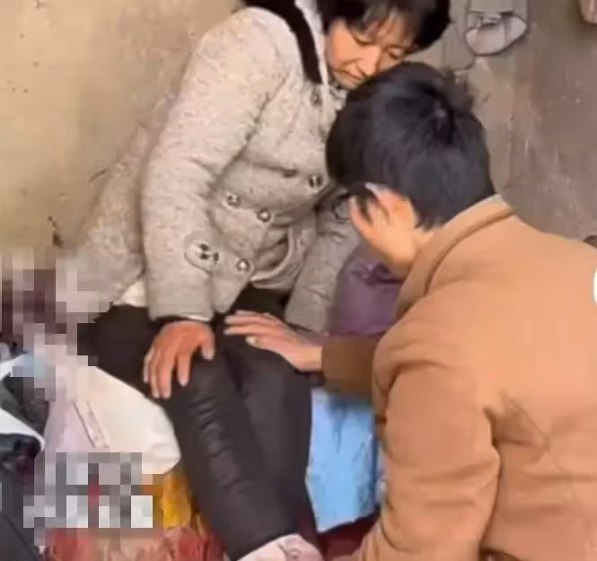 男孩裸辭棄前途,打零工扛家計,甘願「搭上整個青春」照顧重病父母,淚言:我是他們唯一的靠山!