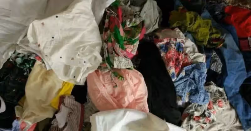 姑娘想給母親買新衣服過年，婆婆送來舊衣服，姑娘：二手貨不要