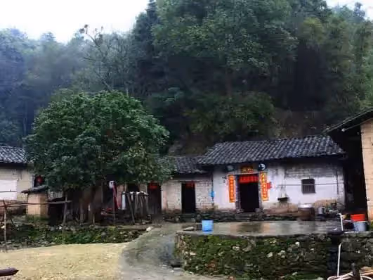 姑娘想給母親買新衣服過年,婆婆送來舊衣服,姑娘:二手貨不要