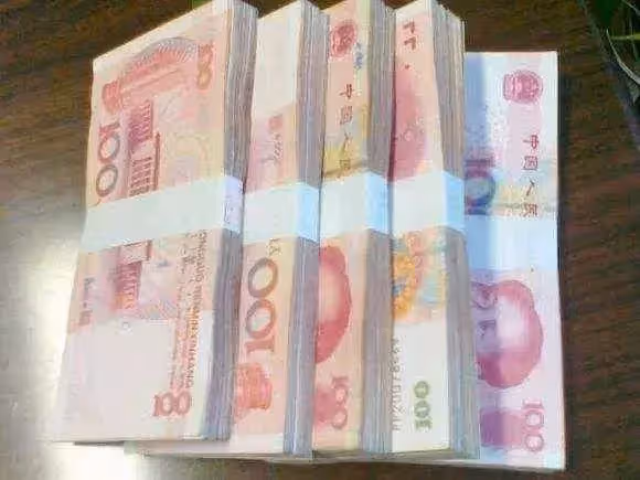 姑娘想給母親買新衣服過年,婆婆送來舊衣服,姑娘:二手貨不要