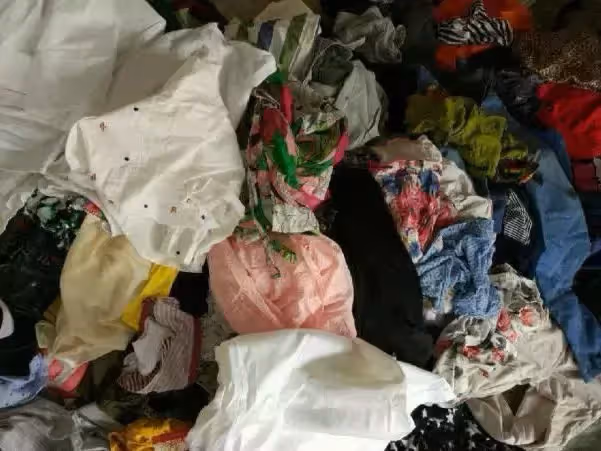 姑娘想給母親買新衣服過年,婆婆送來舊衣服,姑娘:二手貨不要