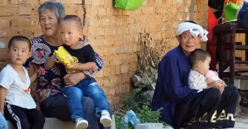 奶奶替兒養子，孫兒長大後她哭著說：別怪你父母，他們早就走了