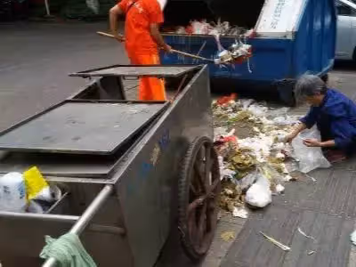 奶奶替兒養子,孫兒長大後她哭著說:別怪你父母,他們早就走了