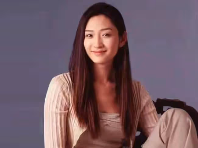 李小冉早期寫真被翻出，穿開衫坐在椅子上擺拍，造型優雅身材傲人
