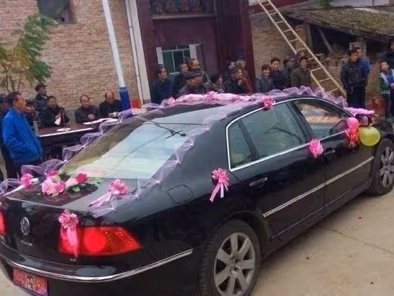 婚禮當天,婆婆給新娘五萬下車費,新娘要十萬,新郎:原路返回