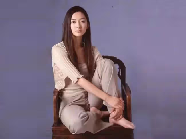 李小冉早期寫真被翻出，穿開衫坐在椅子上擺拍，造型優雅身材傲人