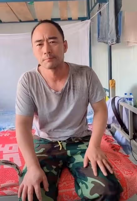 旭日陽剛王旭住工地板房!穿髒上衣伸手趕蒼蠅,通鋪簡陋陳設簡單