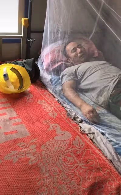 旭日陽剛王旭住工地板房!穿髒上衣伸手趕蒼蠅,通鋪簡陋陳設簡單
