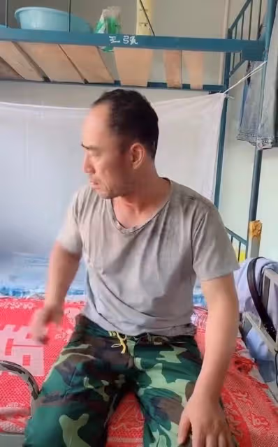 旭日陽剛王旭住工地板房!穿髒上衣伸手趕蒼蠅,通鋪簡陋陳設簡單
