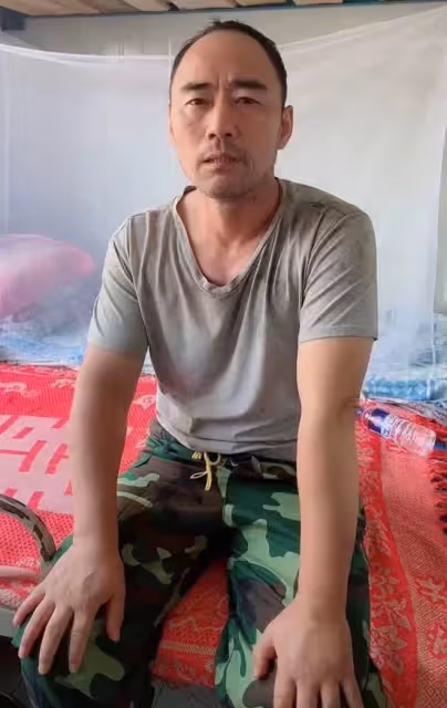 旭日陽剛王旭住工地板房!穿髒上衣伸手趕蒼蠅,通鋪簡陋陳設簡單
