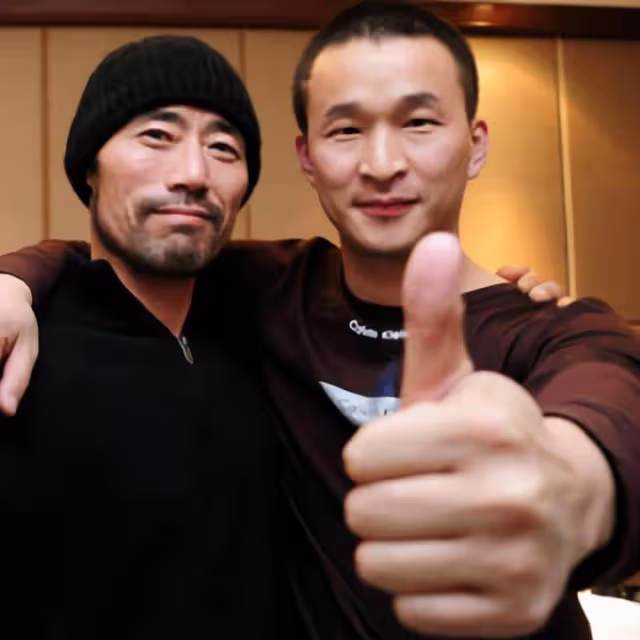 旭日陽剛王旭住工地板房!穿髒上衣伸手趕蒼蠅,通鋪簡陋陳設簡單