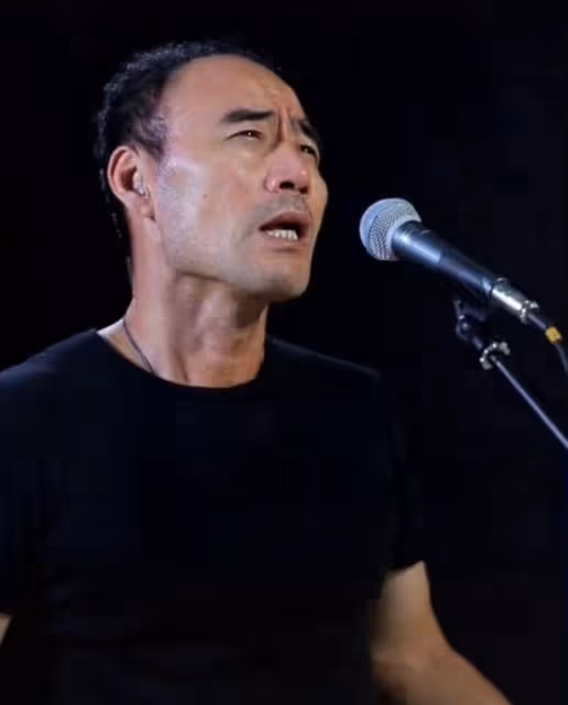 旭日陽剛王旭住工地板房!穿髒上衣伸手趕蒼蠅,通鋪簡陋陳設簡單