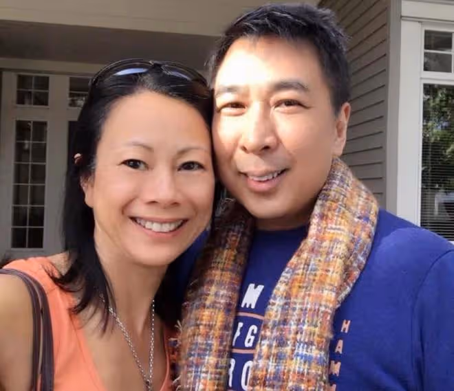 李麗珍前夫罕露面,與女友人貼臉合影顯親密,曾與天后林憶蓮相戀