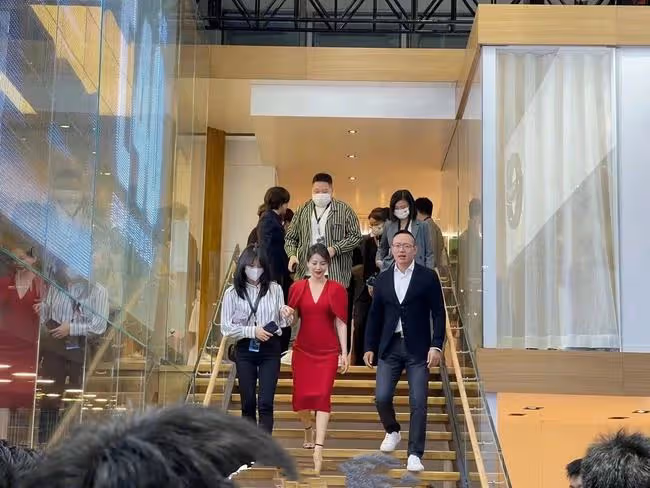 42歲高圓圓生圖曝光，皺紋深邃頸紋明顯，顏值下降被指快認不出
