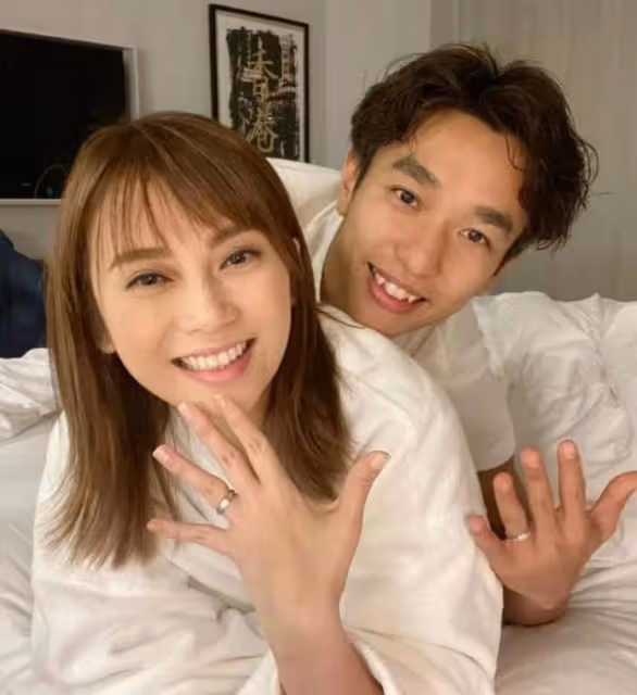足不出戶!香港女歌手二胎懷孕5個多月,因備孕沒打疫苗不敢出門