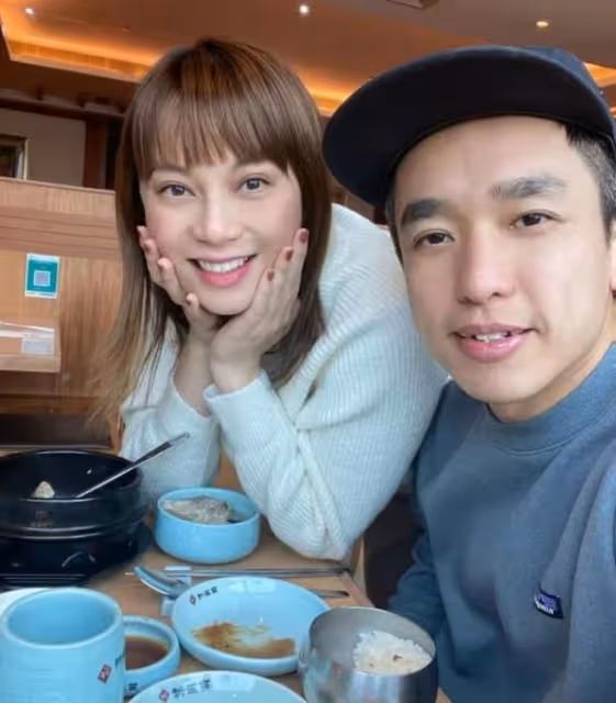足不出戶!香港女歌手二胎懷孕5個多月,因備孕沒打疫苗不敢出門