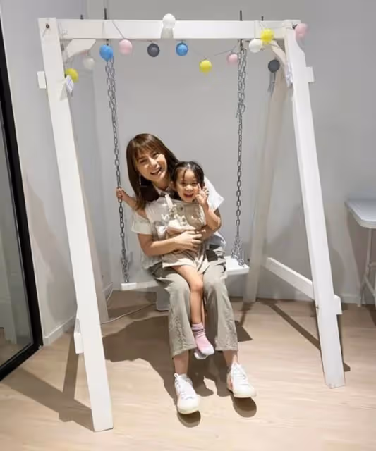 足不出戶！香港女歌手二胎懷孕5個多月，因備孕沒打疫苗不敢出門