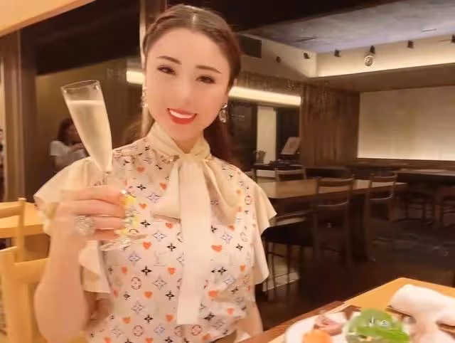 日本最年輕媽媽桑:曾因太胖遭未婚夫嫌棄,如今年入40億仍單身