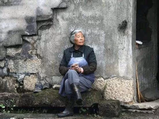 兒子被撞成植物人，陳大姐卻放了肇事者，五年後兒子喊聲「媽」