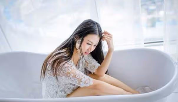和相親男約會,KTV內他毫不顧忌我的掙扎,直接將我摁在沙發強吻