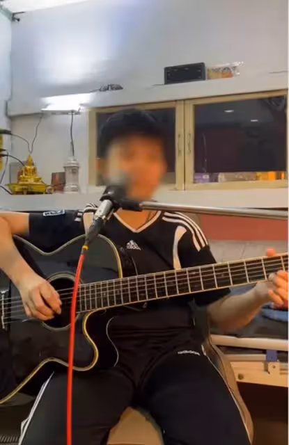 只剩我一個人!12歲男童開直播賣藝「籌亡父喪葬費」 「數度淚灑現場」畫面讓全網揪心