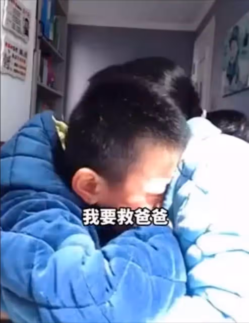 只剩我一個人!12歲男童開直播賣藝「籌亡父喪葬費」 「數度淚灑現場」畫面讓全網揪心